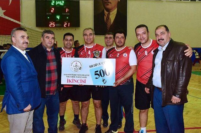 Öğretmenler Voleybol Turnuvası’nda Atatürk Anadolu Lisesi Şampiyon