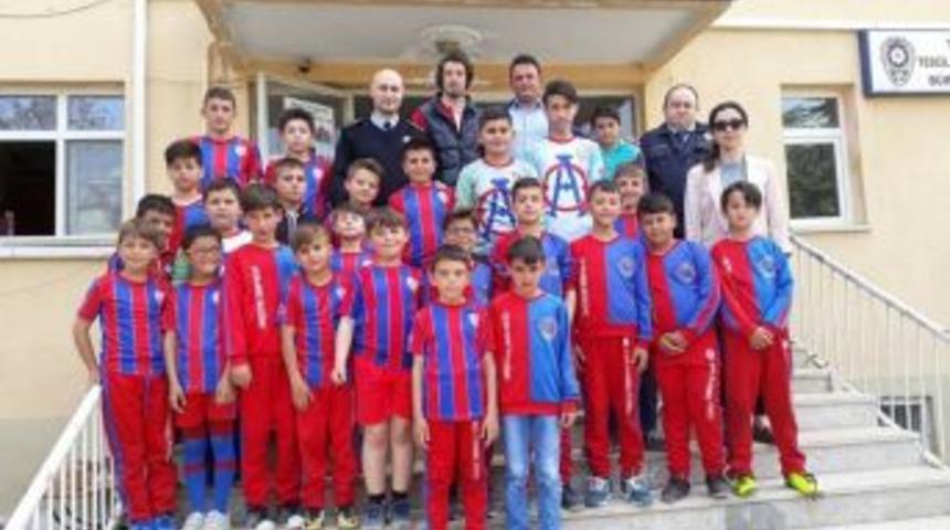 Minik Futbolculardan Polis Haftası Ziyareti