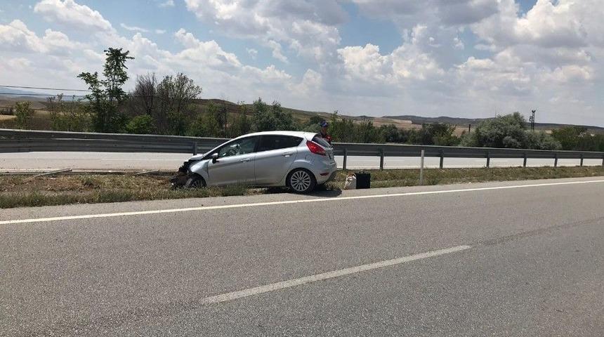 Otomobil Bariyerlere &Ccedil;arptı : 2 Yaralı