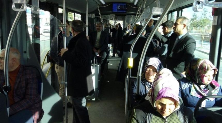 Genel Sekreter A&ccedil;ar, Otob&uuml;ste Vatandaşın Sorunlarını Dinledi