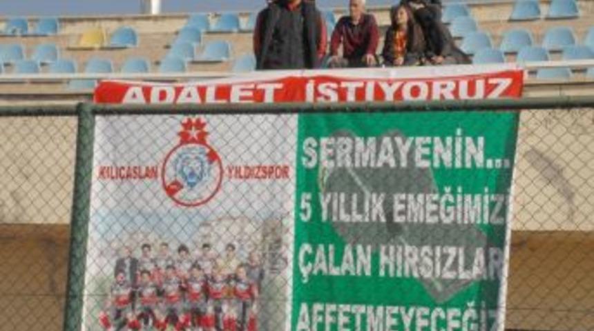 Pankartla Adelet Arıyor