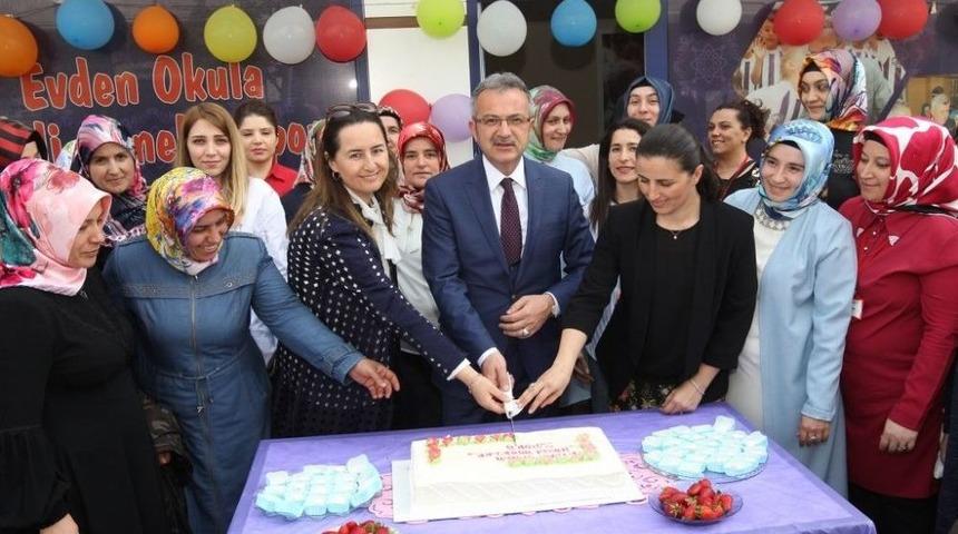 Yıld&ouml;n&uuml;m&uuml; Pastasını K&ouml;şker&rsquo;le Birlikte Kestiler