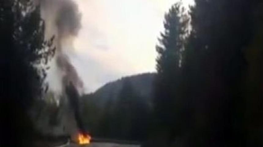 Seyir Halindeki Otomobil Alev Alev Yandı