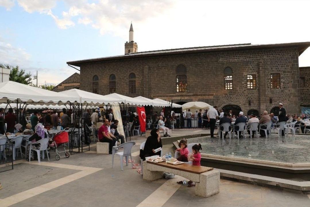 Diyarbakır&rsquo;da Vatandaş İstiyor B&uuml;y&uuml;kşehir Belediyesi Yapıyor