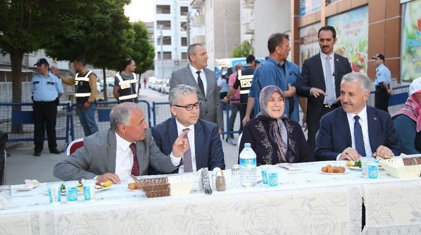 Bakan Arslan, Niğde Belediyesinin Mahalle İftarına Katıldı