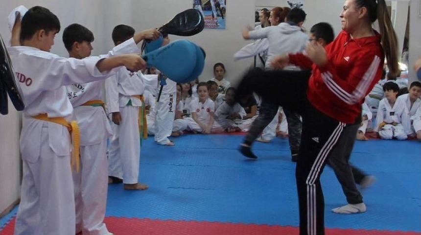 &Ccedil;ocuklarıyla Beraber Kuşak Terfi Sınavına Hazırlanıyor