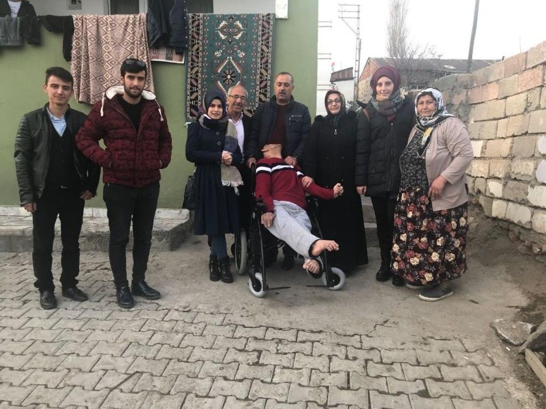 Ak&uuml;l&uuml; Arabasına Kavuşan Engelli Sevinci Duygulandırdı