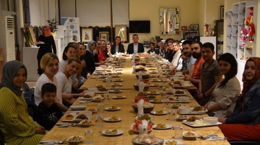 &Uuml;rkmezer, Sakem Personeli İle İftar Yaptı