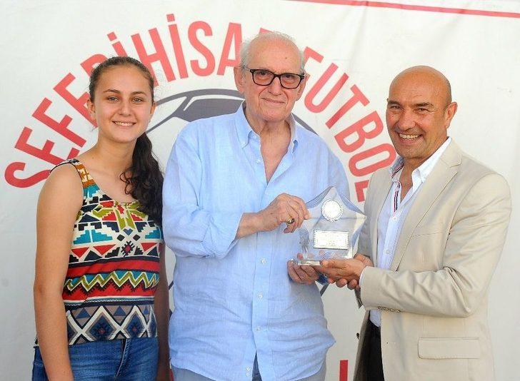 Seferihisar’da Plaj Futbol Sahasına Şenes Erzik’in Adı Verildi G2