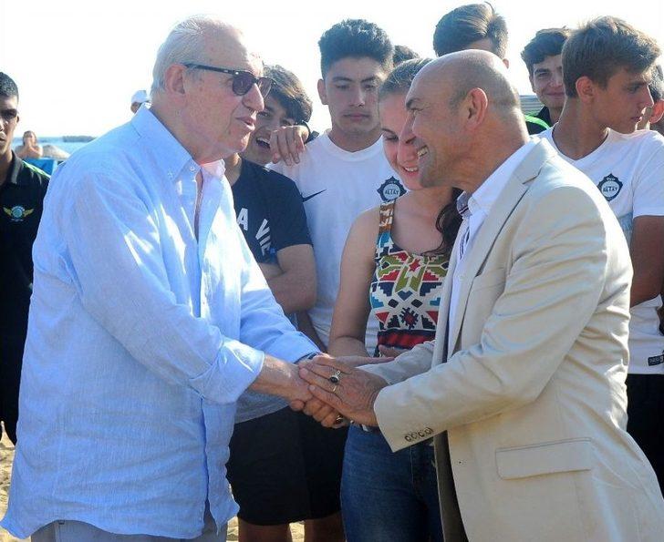 Seferihisar’da Plaj Futbol Sahasına Şenes Erzik’in Adı Verildi G4