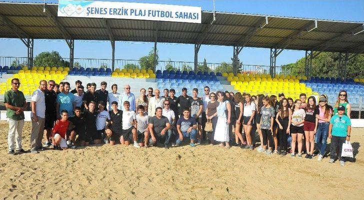 Seferihisar’da Plaj Futbol Sahasına Şenes Erzik’in Adı Verildi G5