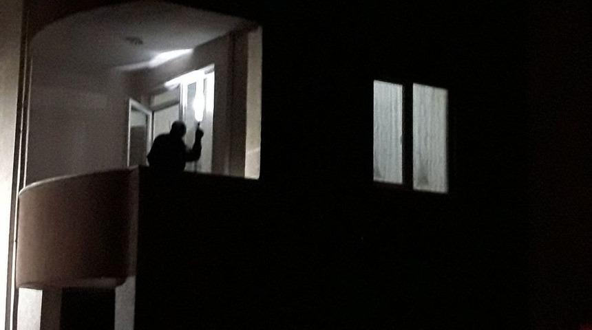 (&ouml;zel Haber) Eve Giren Hırsız Kapıyı Arkadan Kilitledi