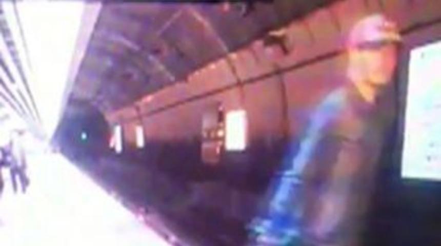 Marmaray&rsquo;da Trenin &Ouml;n&uuml;ne B&ouml;yle Atladı