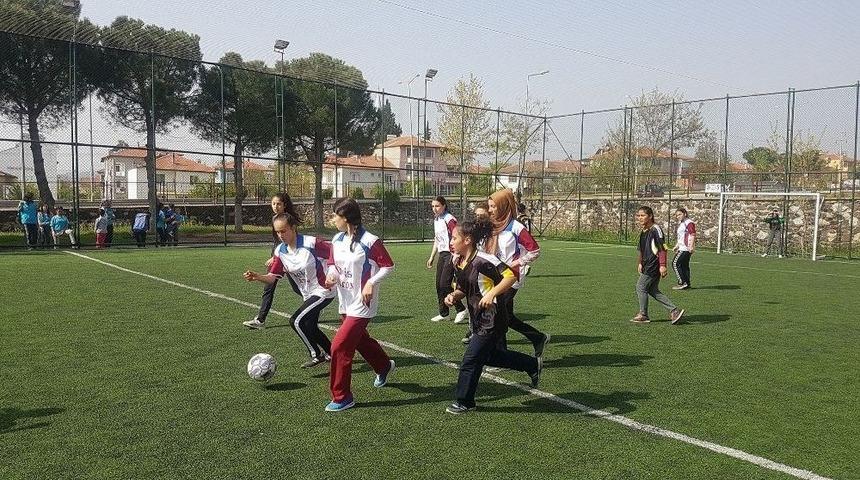 Kız &Ouml;ğrencilerin Futbol Turnuvası Nefes Kesti