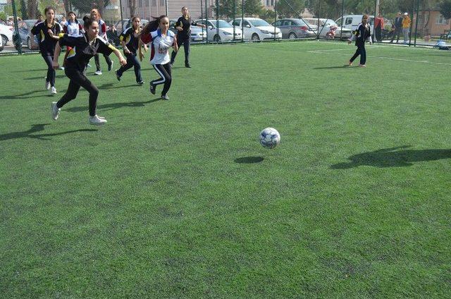 Kız Öğrencilerin Futbol Turnuvası Nefes Kesti