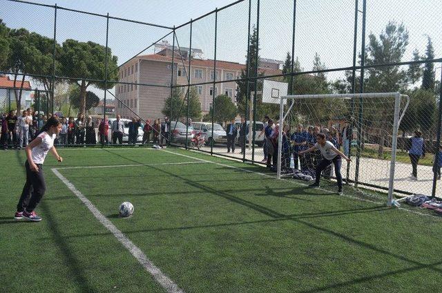 Kız Öğrencilerin Futbol Turnuvası Nefes Kesti