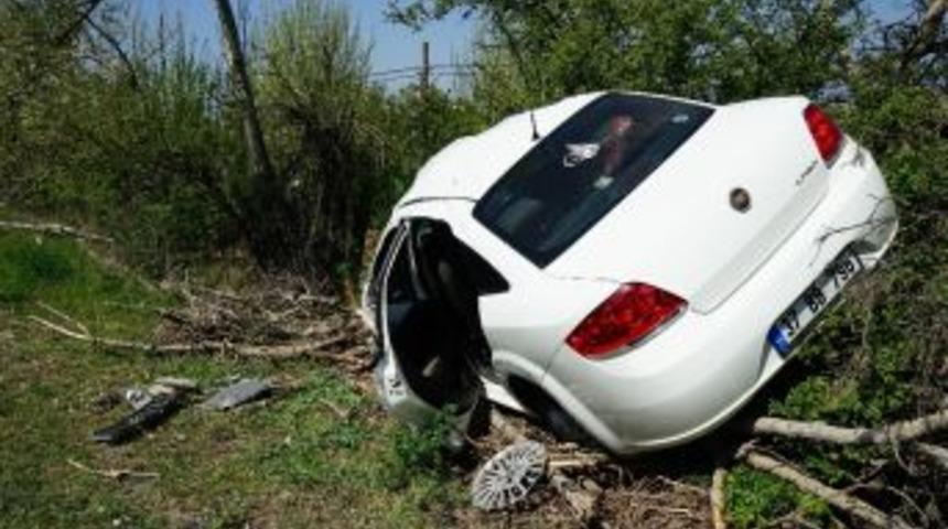 Karşı Şeride Taklalar Atarak Geçen Otomobili Ağaçlar Durdurdu