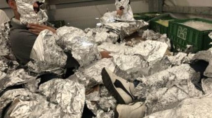 Ka&ccedil;ak G&ouml;&ccedil;menleri Saklamak İ&ccedil;in Al&uuml;minyum Folyaya Sardılar