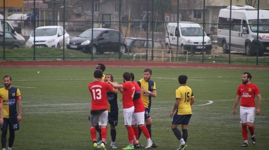 Amat&ouml;r Ligde Saha Karıştı, Oyuncular Birbirlerini Boğazladılar