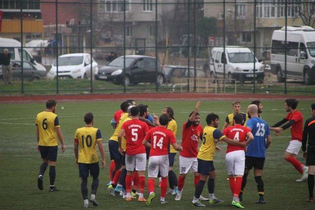 Amatör Ligde Saha Karıştı, Oyuncular Birbirlerini Boğazladılar