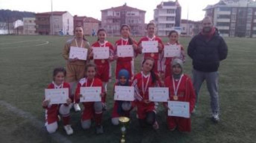 Hisarcık Beşevler Ortaokul Yıldız Kız Futbol Takımı İl Birincisi Oldu