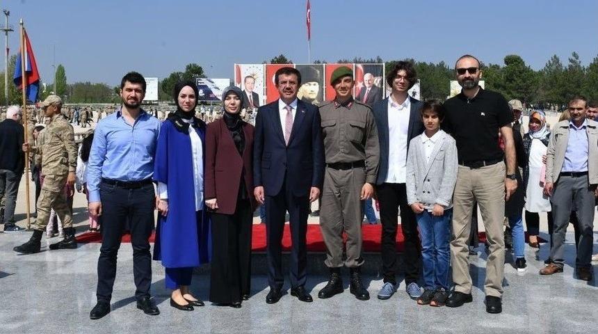 Bakan Zeybekci&rsquo;nin Gururlu G&uuml;n&uuml;