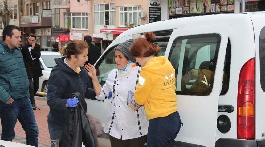 Kaldırımda Y&uuml;r&uuml;rken Ticari Ara&ccedil; &Ccedil;arpan Kadın Yaralandı