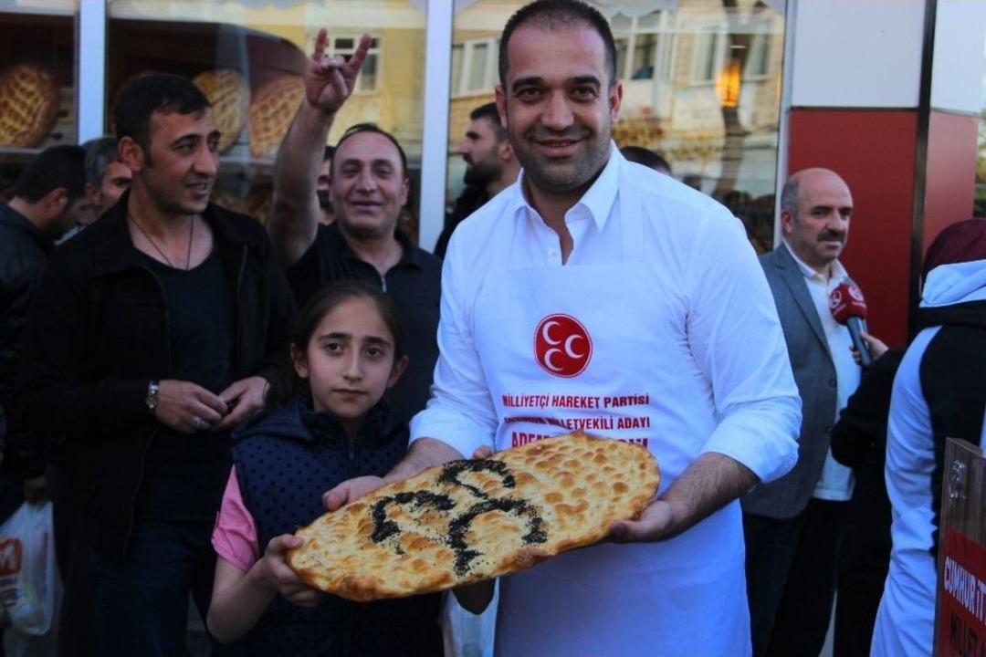 Mhp Milletvekili Adayı Adem Yurdig&uuml;l Kendi Elleriyle 3 Hilalli Ramazan Pidesi Yapıp Vatandaşlara Dağıttı