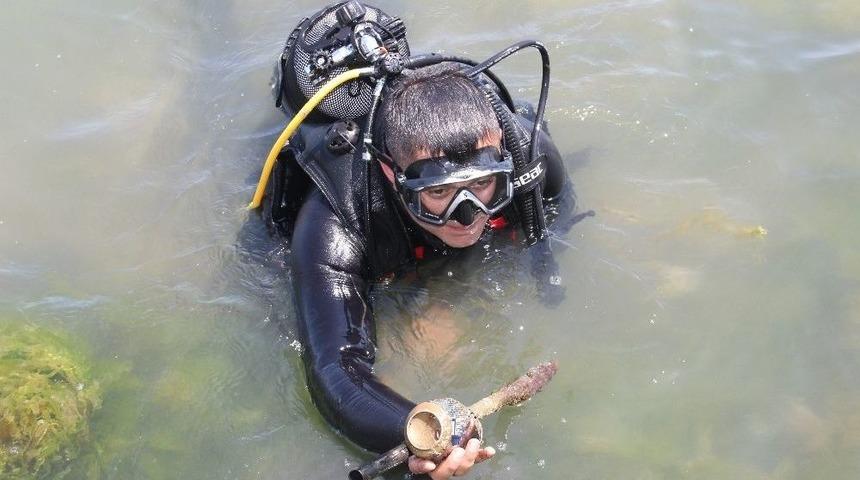 Dalgı&ccedil;lar Denizde, &Ouml;ğrenciler Kıyıda Temizlik Yaptı