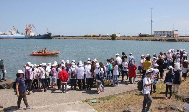 Dalgıçlar Denizde, Öğrenciler Kıyıda Temizlik Yaptı