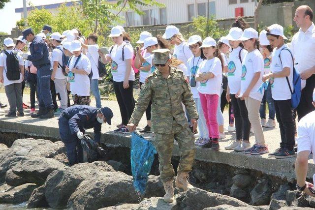 Dalgıçlar Denizde, Öğrenciler Kıyıda Temizlik Yaptı