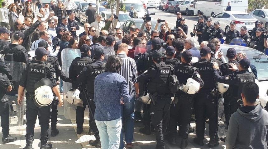 İzinsiz Y&uuml;r&uuml;y&uuml;ş Yapan Kesk &Uuml;yesi Gruba Polis M&uuml;dahalesi