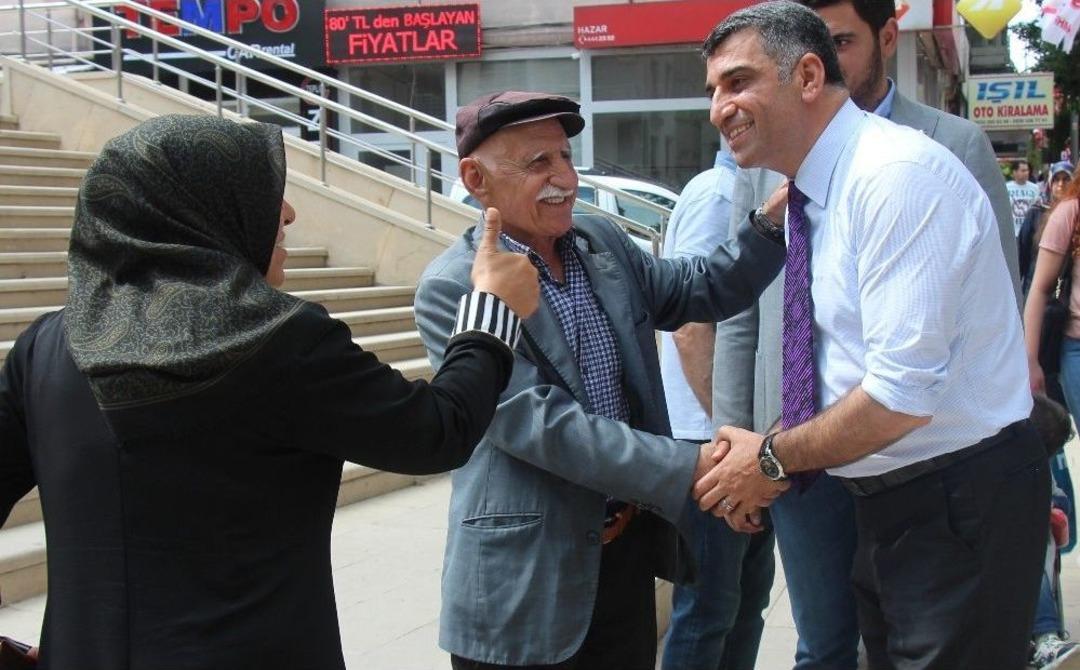 Chp&rsquo;li Erol, Sokak Sokak Gezerek Se&ccedil;im &Ccedil;alışması Yapıyor