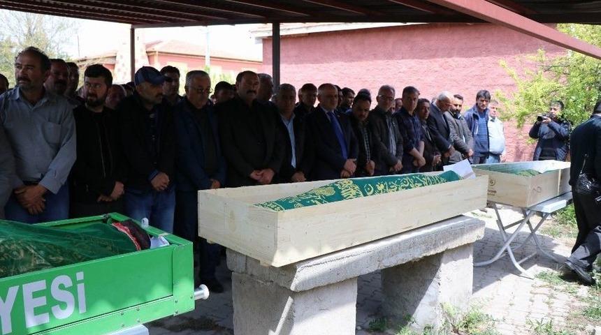 G&ouml;lete D&uuml;şen Otomobildeki Baba Ve 3 &Ccedil;ocuğu Son Yolculuğuna Uğurlandı