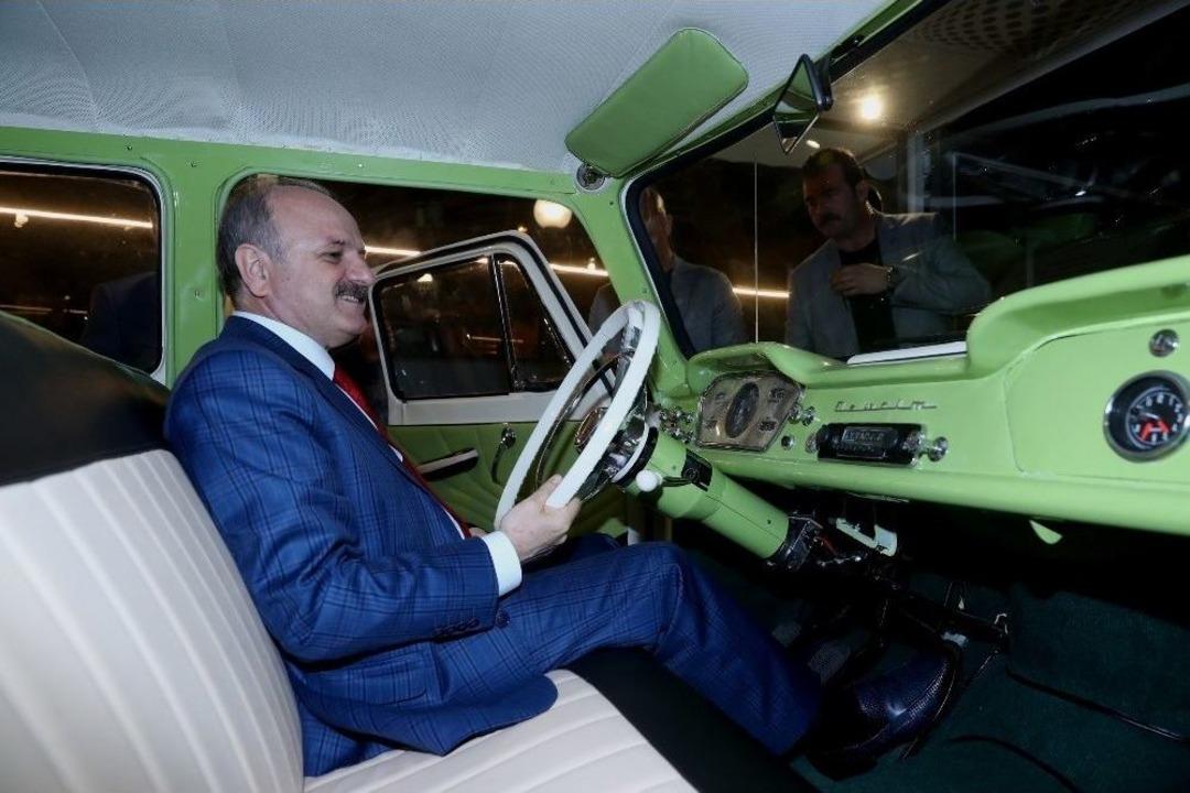 Vali &Ccedil;akacak, T&uuml;lomsaş Sergi Alanını Gezdi