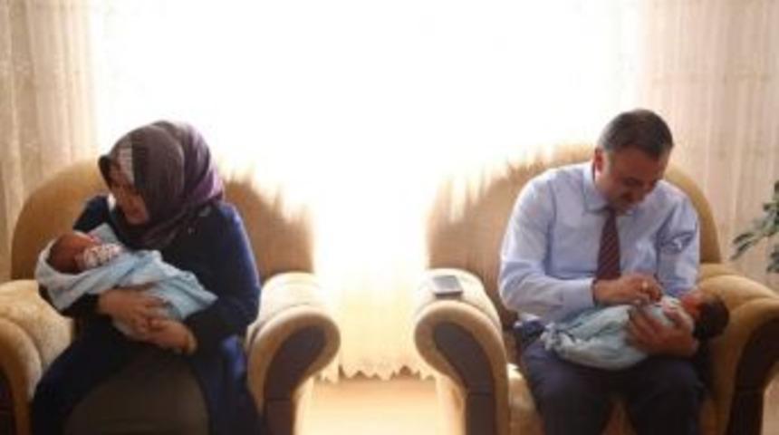 İkiz Bebeklerine Recep Tayyip Ve &Ouml;mer Halis İsmini Verdiler