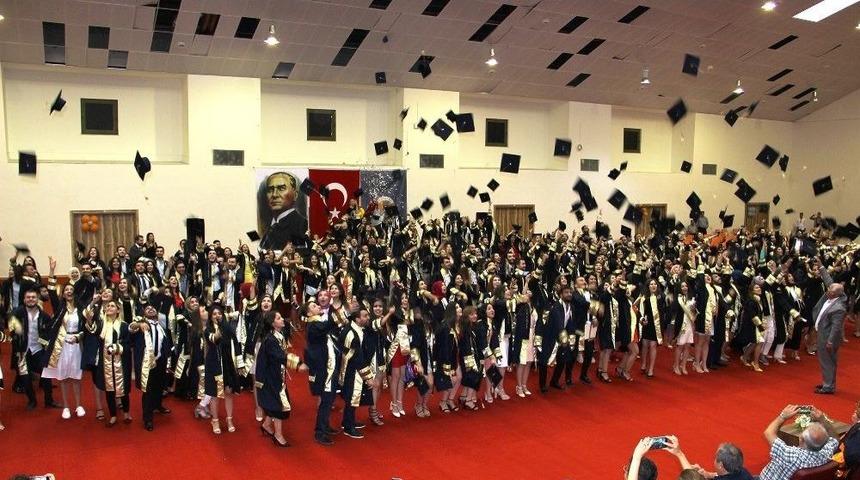 Me&uuml;&rsquo;de Mezuniyet Heyecanı S&uuml;r&uuml;yor