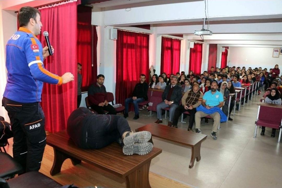 Afad Ve T&uuml;rkuaz Doğa Sporları Arama Kurtarma Derneği &Ouml;ğrencileri Bilgilendirdi