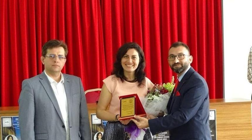 Kahve Tutkunu Kadın, İş Sekt&ouml;r&uuml;ndeki B&uuml;y&uuml;k Başarısını Gen&ccedil;lere Anlattı