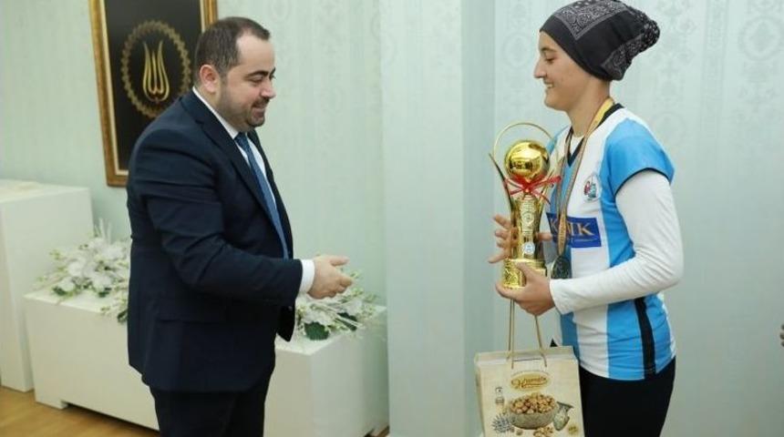 Şampiyon &Ouml;ğrenciler Kupayı Başkan Aktepe&rsquo;ye Takdim Etti