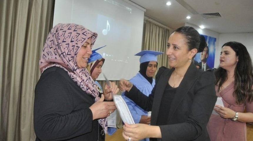 G&ouml;lbaşı&rsquo;nda Okuma Yazma &Ouml;ğrenen Kursiyerler Sertifikalarını Aldı