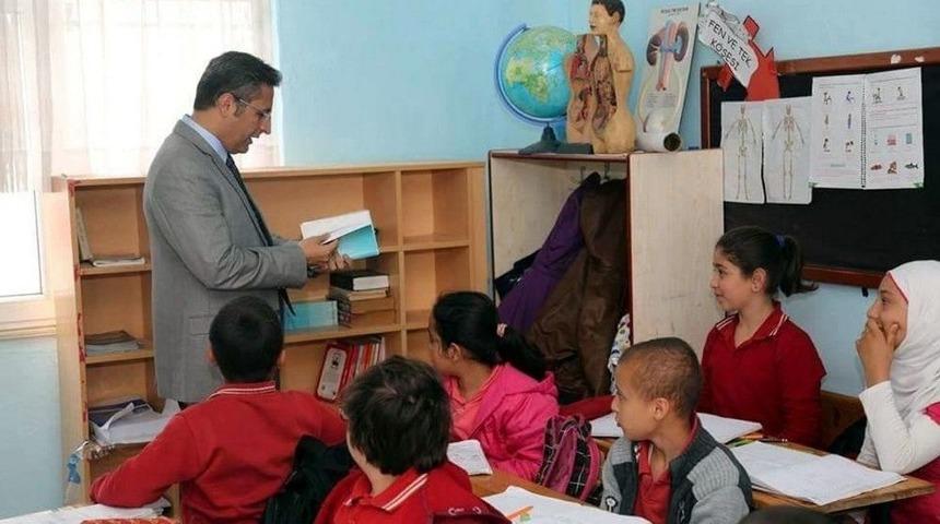 Akdeniz&rsquo;den &rsquo;şehitler&rsquo; Adına Başlatılan &Ouml;rnek Projeye Kitaplı Destek