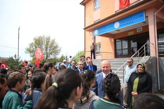 Öğrenciler, Başkan Çolakbayrakdar’ı Türk Bayrakları Eşliğinde Karşıladı