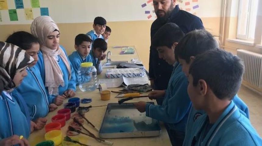 Bingöl’de Öğrenciler Boş Vakitlerini Ebru Sanatıyla Dolduruyor
