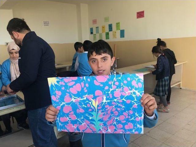 Bingöl’de Öğrenciler Boş Vakitlerini Ebru Sanatıyla Dolduruyor