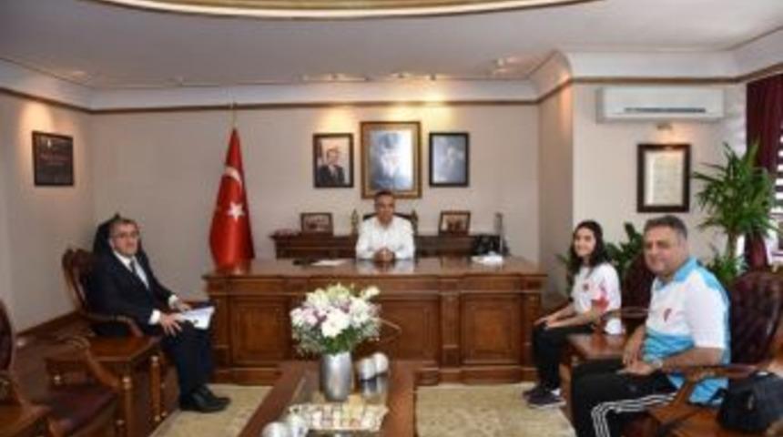 T&uuml;rkiye Şampiyonundan Vali &Ccedil;eber&rsquo;e Ziyaret