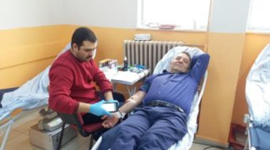 G&uuml;ny&uuml;z&uuml;&rsquo;nden Kızılay&rsquo;a Kan Bağışı