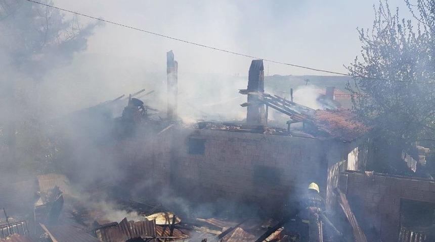 Karab&uuml;k&rsquo;te 3 Ev Alevlere Teslim Oldu