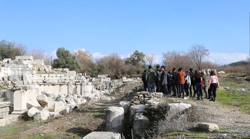 Arkeolog Adayları Stratonikeia Antik Kenti’ni Gezdi