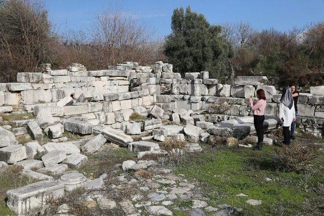 Arkeolog Adayları Stratonikeia Antik Kenti’ni Gezdi